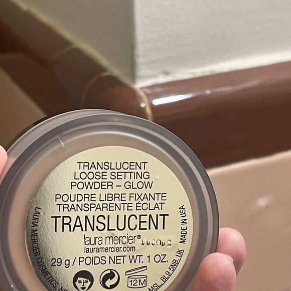 Laura Mercier Translucent Loose Setting Powder GLOW - Picture 2 of 3